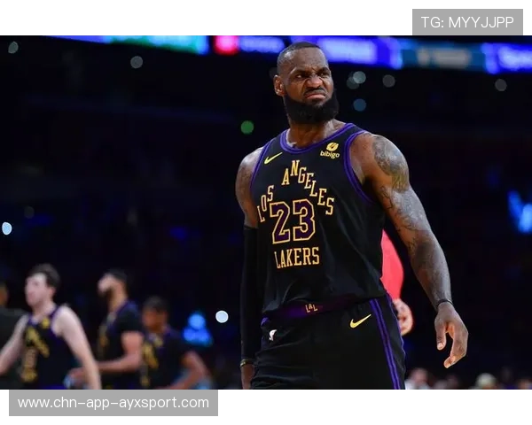 詹姆斯从外线突袭带动湖人全队提速