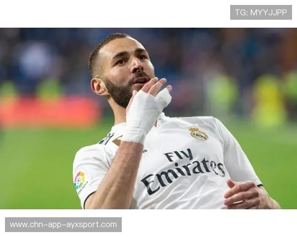 皇马本泽马背身回传助攻队友抢点得分