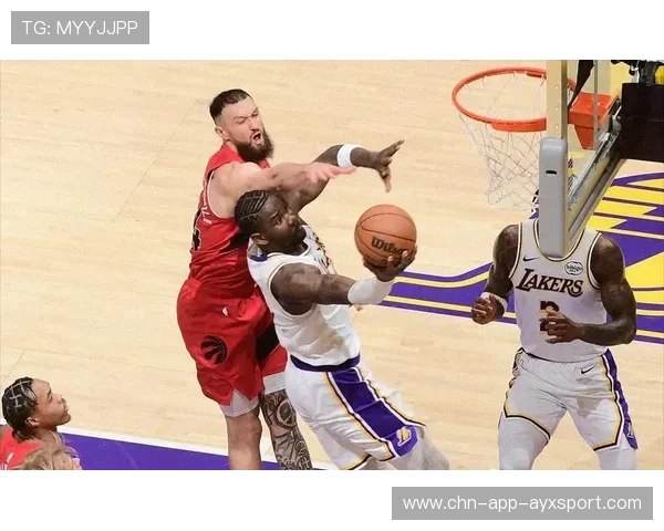 詹姆斯助攻制造空间,湖人末节稳住局面